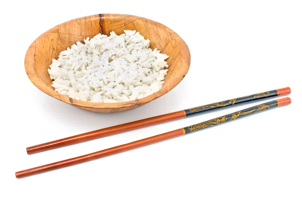 Bol en bambou avec riz et baguettes — Photo