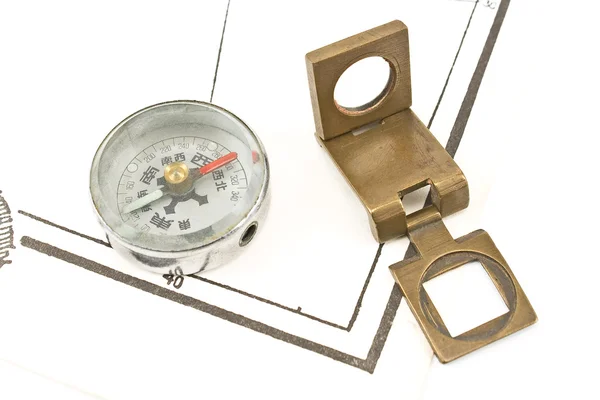 古色古香的指南针和地图上的放大镜 — 图库照片