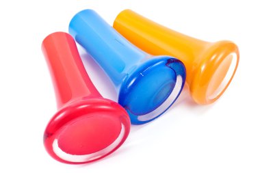 üç açık renkli cam vazolar