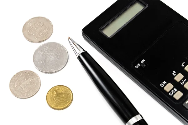 Miniräknare, penna och gamla europeiska mynt — Stockfoto