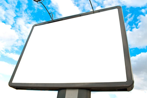 Leeg reclamebord tegen blauwe hemel en wolken — Stockfoto