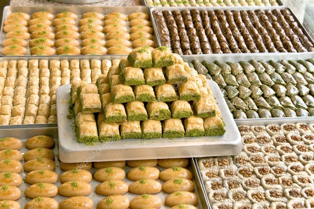 Türkische Süßigkeiten auf Tellern Stockfotografie lizenzfreie Fotos © gavran333 22381261