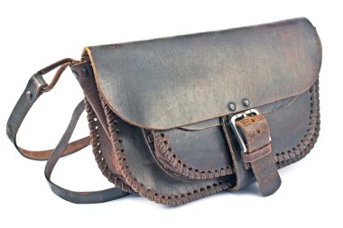 Yaşlı kadının deri çanta