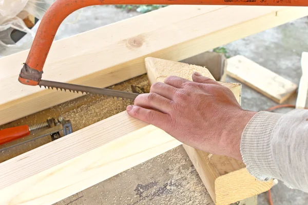 Primer plano de madera cortada a mano con una sierra de mano —  Fotos de Stock