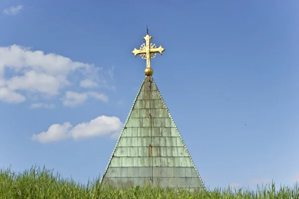 Goldenes Kreuz auf Kirche über blauem Himmel — Stockfoto