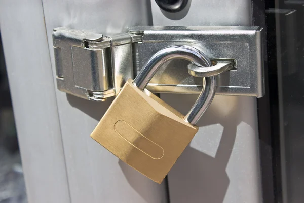 Cadeado fechado em uma porta de metal — Fotografia de Stock