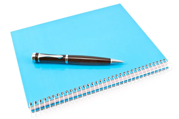 Ручка на синей спирали ноутбука — стоковое фото