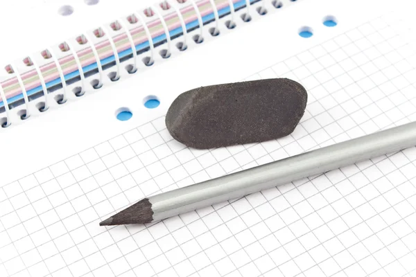 Trä blyertspenna och Radergummi på spiral notebook — Stockfoto