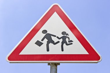 trafik yol Okulu işareti mavi gökyüzü üzerinde