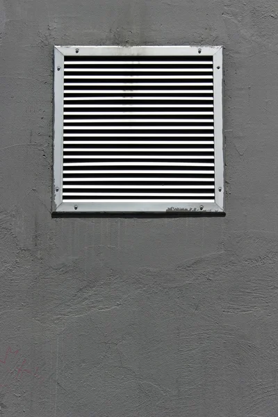 Lüftungsfenster an grauer Betonwand — Stockfoto