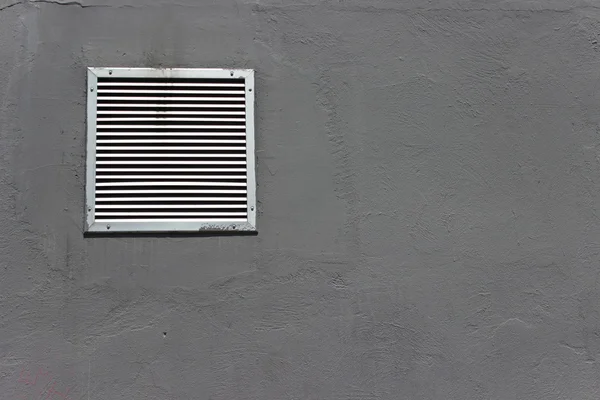 灰色のコンクリート壁に通気窓 — ストック写真