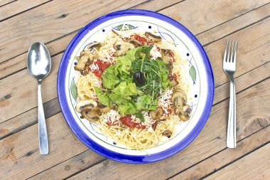 makarna mantar ve ahşap zemin üzerine yeşil ot