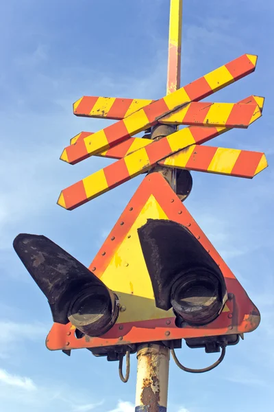 Bahnschild und Ampel an einem Bahnübergang — Stockfoto