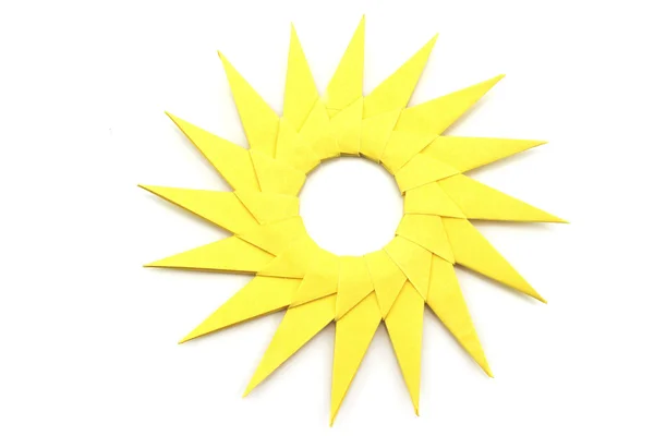 Origami jaune soleil de papier sur un blanc — Photo