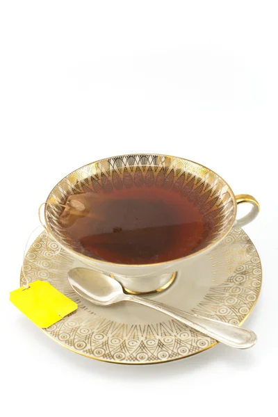 Tazza di porcellana antica con tè isolato su bianco — Foto Stock