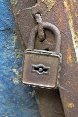 eski paslı metal kapı asma kilit