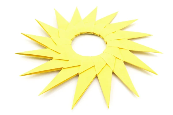 Origami gelbe Papiersonne auf weißem Papier — Stockfoto