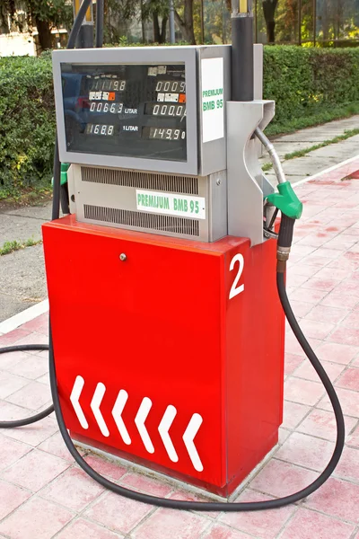 Červená benzínové čerpadlo — Stock fotografie