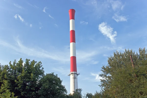 Kırmızı ve beyaz endüstriyel baca üzerinde mavi gökyüzü — Stok fotoğraf