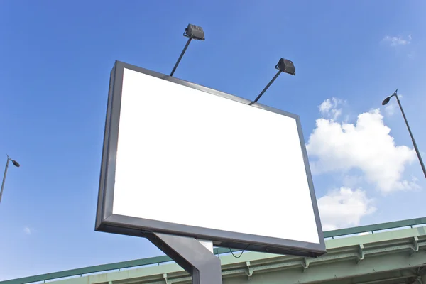 Billboard na estrada sobre o céu azul — Fotografia de Stock