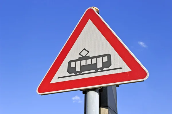 Дорожный знак для трамвая на дороге над голубым небом — стоковое фото