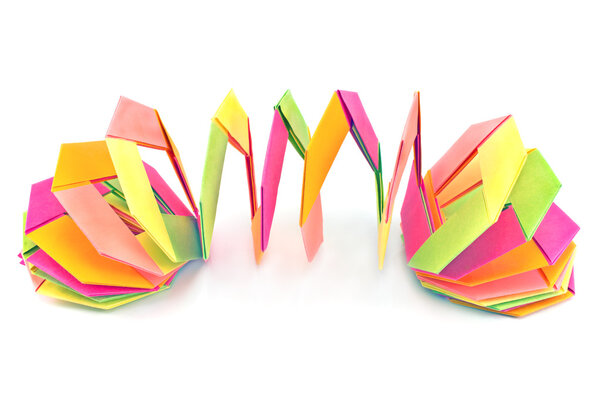 Цветные бумажные формы оригами, изолированные на белом
