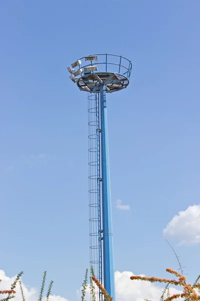 Голубая смотровая башня над голубым небом — стоковое фото