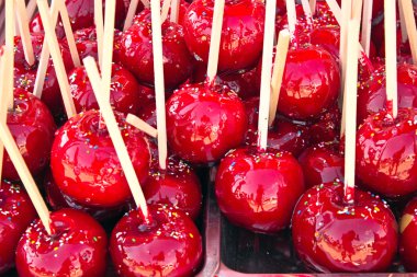 arka plan olarak kırmızı şekerlenmiş elma