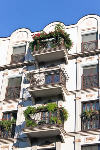 Old building with house plants on the balcony — Stock Photo, Image