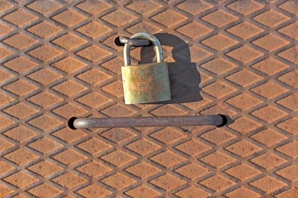 Old padlock on rusty iron plate — Stock Photo, Image