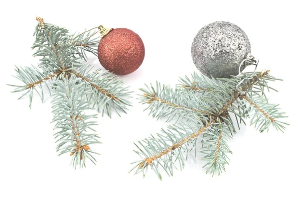 Bolas de Natal e agulhas de pinheiro isoladas em branco — Fotografia de Stock