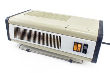 Beyaz arkaplanda izole edilmiş eski elektrikli ısıtıcı