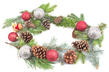 çam kozalakları, iğne ve beyaz arka plan üzerinde Noel topları