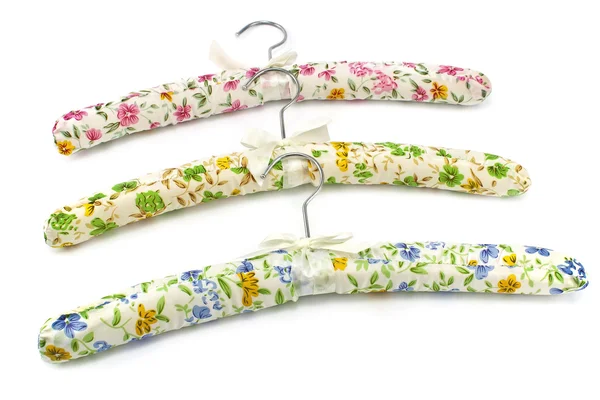 Цветные шелковые одежды вешалки на белом — стоковое фото