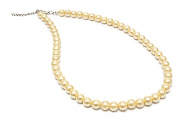 Beyaza izole edilmiş inci kolye.