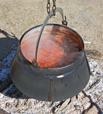 ateşte tencerede pişirme balık çorbası