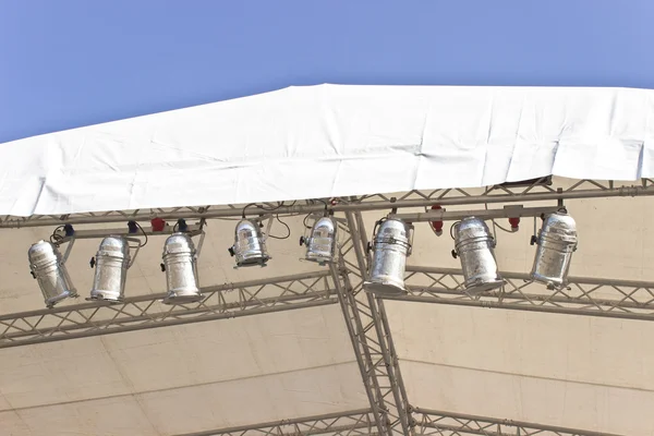 Luzes de palco no telhado do concerto — Fotografia de Stock