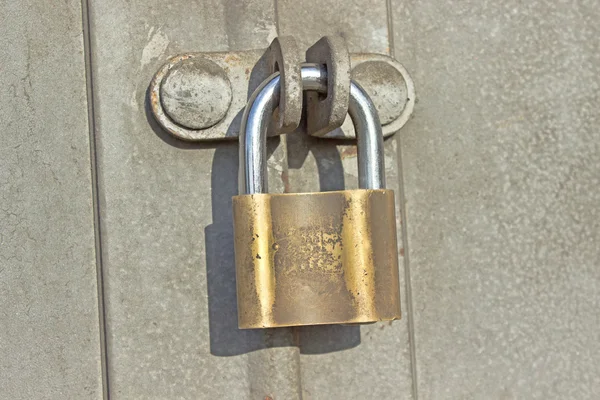 Padlock on old metal door — Stock Photo, Image