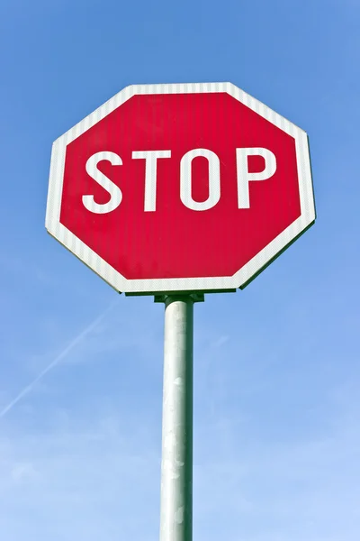 Stoppschild über blauem Himmel — Stockfoto