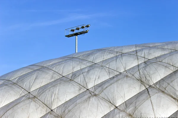 Шариковая палатка для теннисного корта над синим небом — стоковое фото