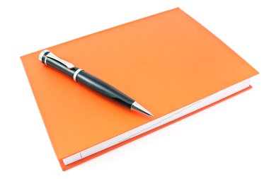 üstünde kırmızı defter üzerinde beyaz izole kalem