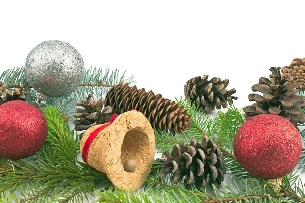 Çam kozalakları, iğne ve beyaz arka plan üzerinde Noel topları — Stok fotoğraf