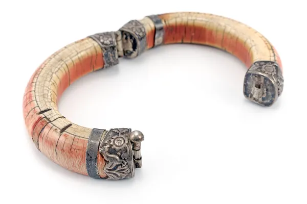 Bracelet ouvert en ivoire isolé sur blanc — Photo