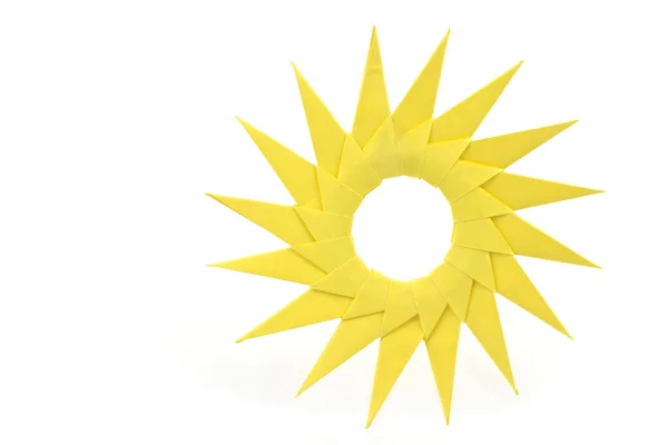 Origami sol de papel amarelo em um branco — Fotografia de Stock