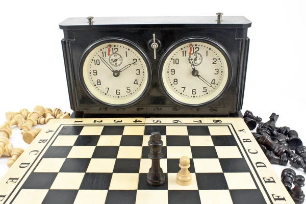 Vieille horloge d'échecs et échiquier sur blanc — Photo