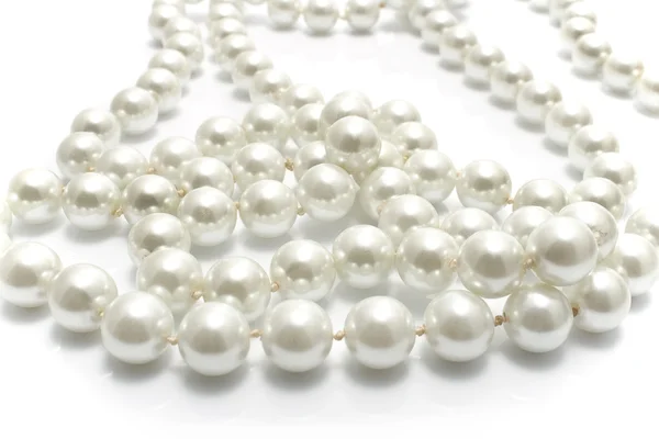 Gros plan du collier de perles sur blanc — Photo