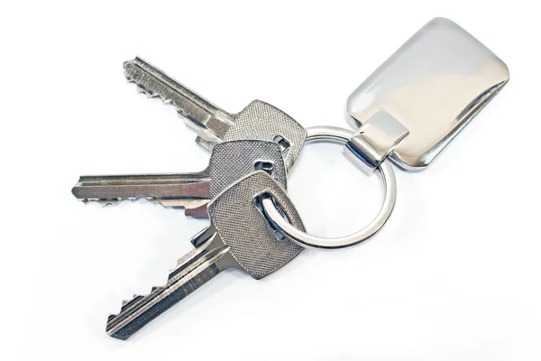 Schlüssel mit Metallanhänger isoliert auf weiß — Stockfoto