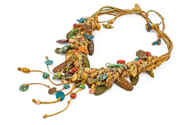 Halsband med linor och keramik isolerad på med — Stockfoto
