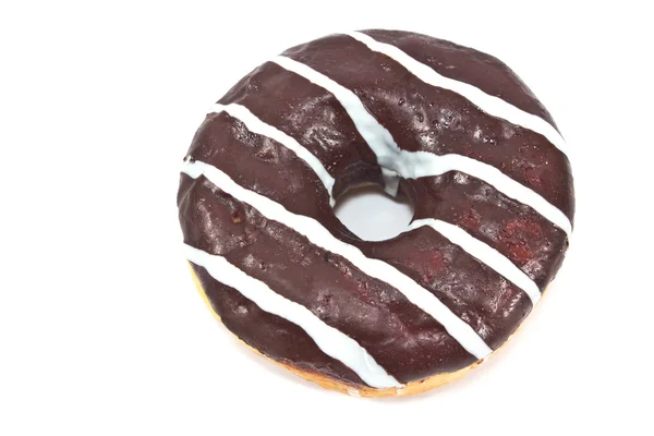 Donut en esmalte de chocolate con rayas aisladas en blanco — Foto de Stock