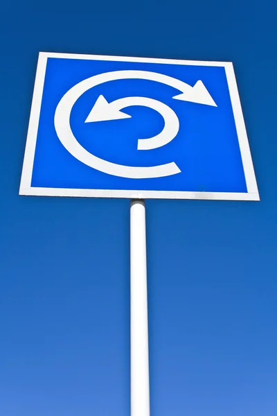 Roundabout sign over blue sky — Stok Foto